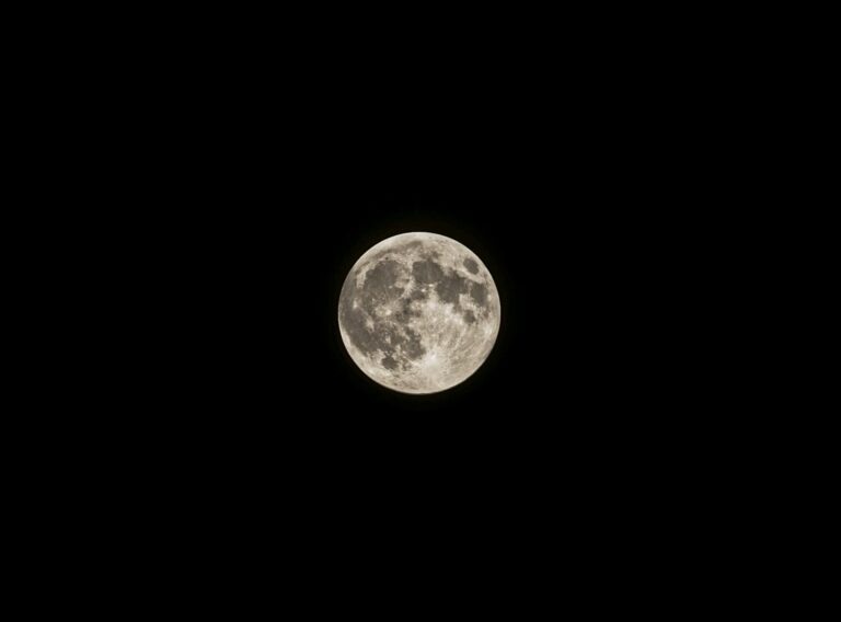 New Moon vs Full Moon Spells: Which Rituals Work Best for Your Practice