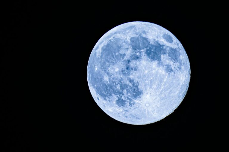 5 Beginner Moon Phase Spells for Manifesting Abundance This Year