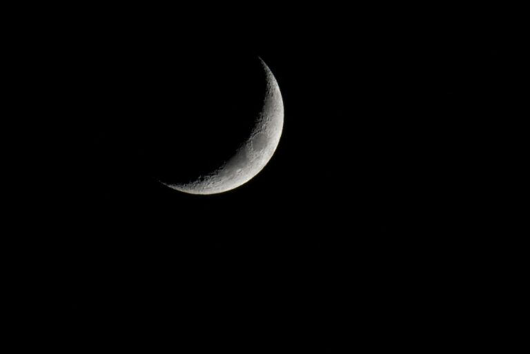 7 Expert-Approved Waxing Moon Spells for Beginners: Growth and Attraction Rituals