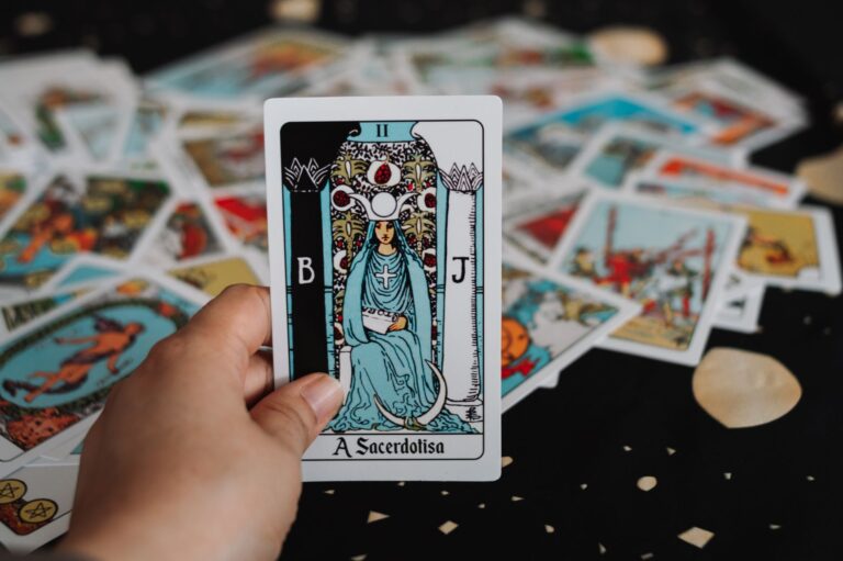 How to Read 78 Tarot Cards in 2023